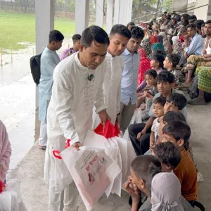 ছাত্রদল নেতার উদ্যোগে ছিন্নমূল মানুষের মাঝে ঈদ উপহার বিতরণ