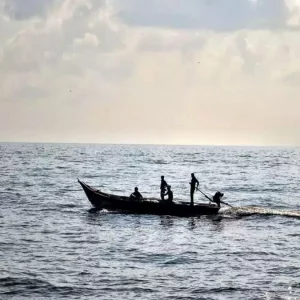 সাগরে নৌকাডুবি, দুই ঘণ্টা সাঁতরে বাবার মরদেহ তীরে আনলেন দুই ছেলে