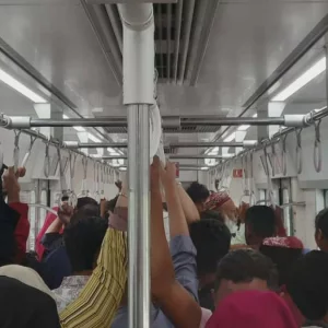 ঈদের দ্বিতীয় দিনে মেট্রোরেলে যাত্রীচাপ তীব্র