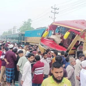 কুমিল্লায় বাস-ট্রেন সংঘর্ষের ঘটনায় নিহতদের পরিবার পাবে ২৫ হাজার টাকা