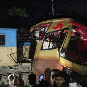 কুমিল্লায় বাস-ট্রেন সংঘর্ষে নিহত ১২, চট্টগ্রামের সঙ্গে সারাদেশের রেল যোগাযোগ বন্ধ
