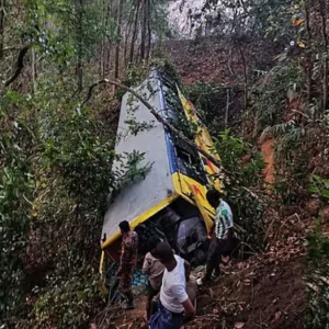 বান্দরবানে বাস দুর্ঘটনা, গাছের কারণে রক্ষা পেলেন ৪৪ বাসযাত্রী