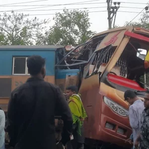 কুমিল্লায় বাস-ট্রেন সংঘর্ষের ঘটনায় নিহত দুই বোনসহ ১২ জনের পরিচয় মিলেছে