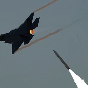 মার্কিন অত্যাধুনিক এফ-১৫ যুদ্ধবিমানে ক্ষেপণাস্ত্র হামলা ইরানের