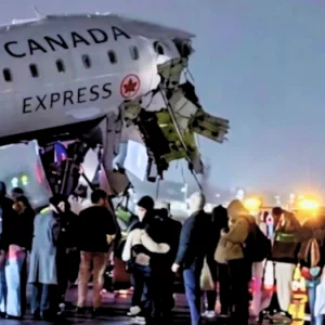 নিউ ইয়র্কের রানওয়েতে আছড়ে পড়লো যাত্রীবাহী উড়োজাহাজ