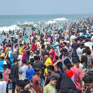 ঈদের ছুটির আমেজে মুখর কক্সবাজার, দুই দিনে পৌঁছাল আড়াই লাখ পর্যটক