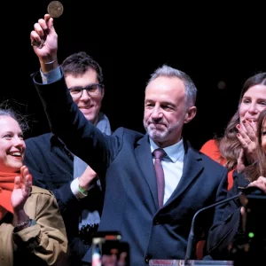 প্যারিস মেয়র নির্বাচনে ডানপন্থীদের রুখে দিয়ে বাম জোটের বড় জয়