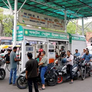 রাজধানীর অধিকাংশ পাম্পে তেল নেই, যানবাহনের দীর্ঘ লাইন
