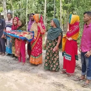 প্রেমিকের বিচারের দাবিতে সন্তানের মরদেহ নিয়ে মায়ের মানববন্ধন
