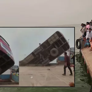 ৪০ যাত্রী নিয়ে পদ্মায় পড়ল বাস, দুজনের লাশ উদ্ধার