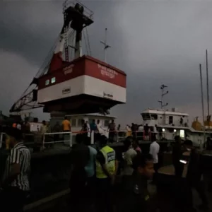 পদ্মায় বাস পড়ার ঘটনায় বৃষ্টি-ঝড়ো বাতাসে ব্যাহত উদ্ধার কাজ