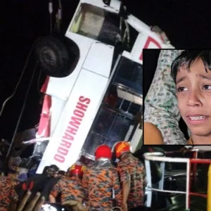 ‘মা আমাকে জানালা দিয়ে বের করে দেয়, সাঁতরে উপরে এসে মাকে খুঁজে পাচ্ছি না’