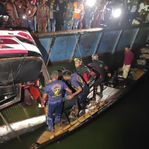 দৌলতদিয়া ফেরিঘাটে বাসডুবি: প্রাণহানি বেড়ে ২৪