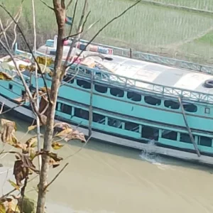 দুই শতাধিক যাত্রী নিয়ে দুর্ঘটনার কবলে লঞ্চ