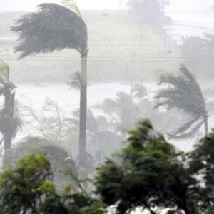 সাত জেলায় দুপুরের মধ্যে ৪৫-৬০ কিমি বেগে ঝড়ের আভাস, নদীবন্দরে সতর্কতা