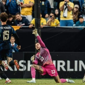 ১০ জনের ফ্রান্সের কাছেও হারল ব্রাজিল