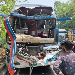 ঢাকা-চট্টগ্রাম মহাসড়কে ট্রাকের পেছনে যাত্রীবাহী বাসের ধাক্কায় আহত ১২