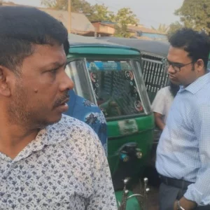 নারায়ণগঞ্জে অতিরিক্ত ভাড়া আদায়ে ২ চালককে জরিমানা