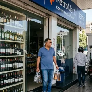 ভারতে পেট্রোল পাম্পে শুরু হলো মদ বিক্রি