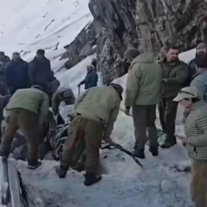 জম্মু-কাশ্মিরের জোজিলা পাসে একাধিক তুষারধসে নিহত সাত