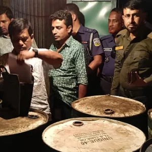 অবৈধভাবে মজুদ করা ৮০০ লিটার পেট্রোল জব্দ, ব্যবসায়ীকে জরিমানা