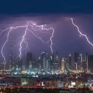 সংযুক্ত আরব আমিরাতে প্রবল ঝড়-বৃষ্টি, বুর্জ খলিফায় বজ্রপাত