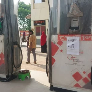 ‘তেল নেই’ লিখে বিক্রি বন্ধ, তল্লাশিতে মিলল ২৮ হাজার লিটার জ্বালানি