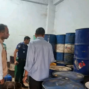 জামালপুরে তেল মজুদ রেখেও বিক্রি না করায় সড়ক অবরোধ, ডিলারকে জরিমানা