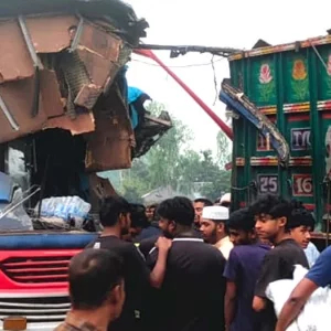বিরামপুরে দাঁড়িয়ে থাকা ট্রাকে বাসের ধাক্কা, নিহত ২