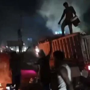 সোনারগাঁওয়ে চুনা ভর্তি চলন্ত ট্রাকে আগুন