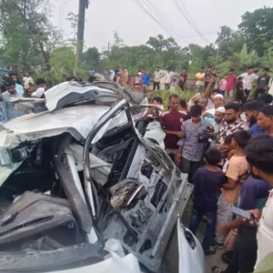 খুলনায় ট্রেনের ধাক্কায় দুমড়ে-মুচড়ে গেছে প্রাইভেটকার, আহত ৪