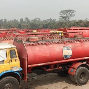 লরি শ্রমিকদের কারাদণ্ডের প্রতিবাদে রংপুরের ৮ জেলায় তেল সরবরাহ বন্ধ