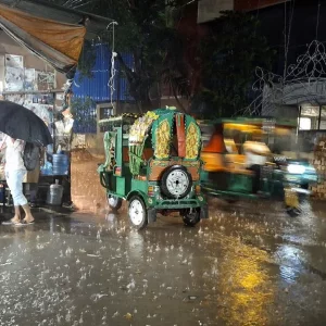 রাতে ঢাকাসহ দেশের ১৩ জেলায় ৬০ কি. মি. বেগে ঝড় ও বৃষ্টির আশঙ্কা