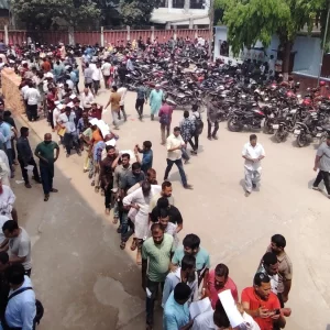 ফুয়েল কার্ড নিতে গ্রাহকের দীর্ঘ লাইন, অতিরিক্ত পুলিশ মোতায়েন