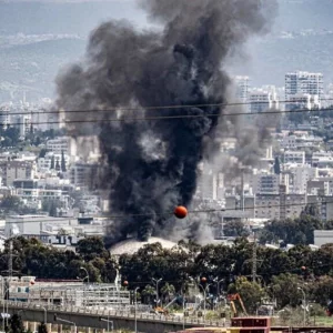 ইরানের হামলায় ইসরায়েলের সর্ববৃহৎ তেল শোধনাগারে আগুন