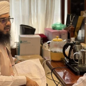 সংসদে নামাজ পড়তে গিয়ে জুতা খোয়ালেন এমপি হানজালা