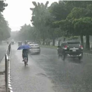 দুপুরের মধ্যে রাজধানীতে বজ্রবৃষ্টি ও দমকা হাওয়ার পূর্বাভাস