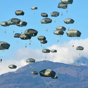 মধ্যপ্রাচ্যে পৌঁছাতে শুরু করেছে হাজার হাজার মার্কিন প্যারাট্রুপার