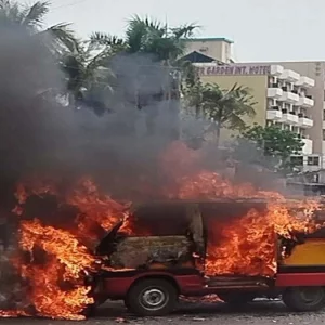 চলন্ত অ্যাম্বুলেন্সে আগুন, অল্পের জন্য রক্ষা পেলেন চালক