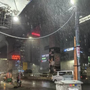 রাজধানীতে ঝড়ো হাওয়ার সঙ্গে বজ্রসহ বৃষ্টি, পড়েছে শিলাও