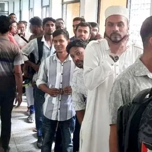 সিরাজগঞ্জে ‘ফুয়েল কার্ড’ সংগ্রহে উপচেপড়া ভিড়, সময় বাড়ল ৪ এপ্রিল পর্যন্ত