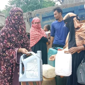 স্বামীর কাজের চাপ কমাতে পাম্পে নারীরা