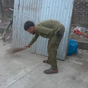 চোরকে দিয়ে ১ কিলোমিটার রাস্তা ঝাড়ু দেয়ালেন এলাকাবাসী