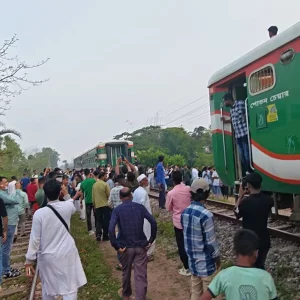 কুমিল্লায় রেললাইনে ৩ বগি রেখেই চলে গেল উদয়ন ট্রেন