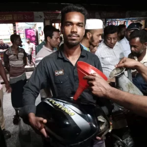 পেট্রোল পাম্পে তেল নিতে মোটরসাইকেলের ট্যাংক খুলে হাজির চালক