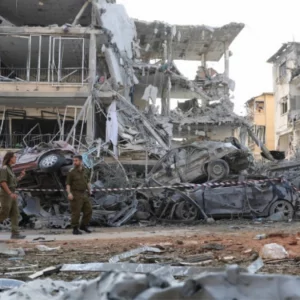 যুক্তরাষ্ট্র-ইসরায়েলের হামলা ‘তুচ্ছ’, ‘আরও বিধ্বংসী’ জবাবের হুঁশিয়ারি ইরানের