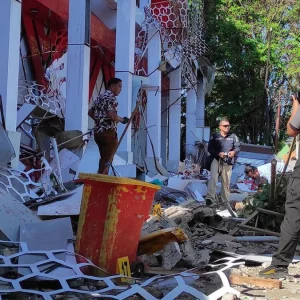 ৭ দশমিক ৪ মাত্রার ভূমিকম্পে কেঁপে উঠলো ইন্দোনেশিয়া  