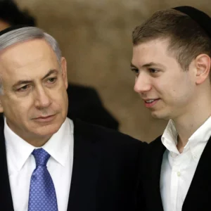 নেতানিয়াহুর ছেলেকে যুক্তরাষ্ট্র থেকে বহিষ্কার করে ইরান যুদ্ধে পাঠানোর দাবি