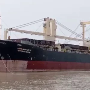 জ্বালানি তেল সংকটে লাইটার জাহাজ, কোটি কোটি টাকার পণ্য নিয়ে বিপাকে ব্যবসায়ীরা