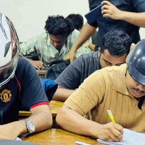 হেলমেট পরে ক্লাসে জবি শিক্ষার্থীরা